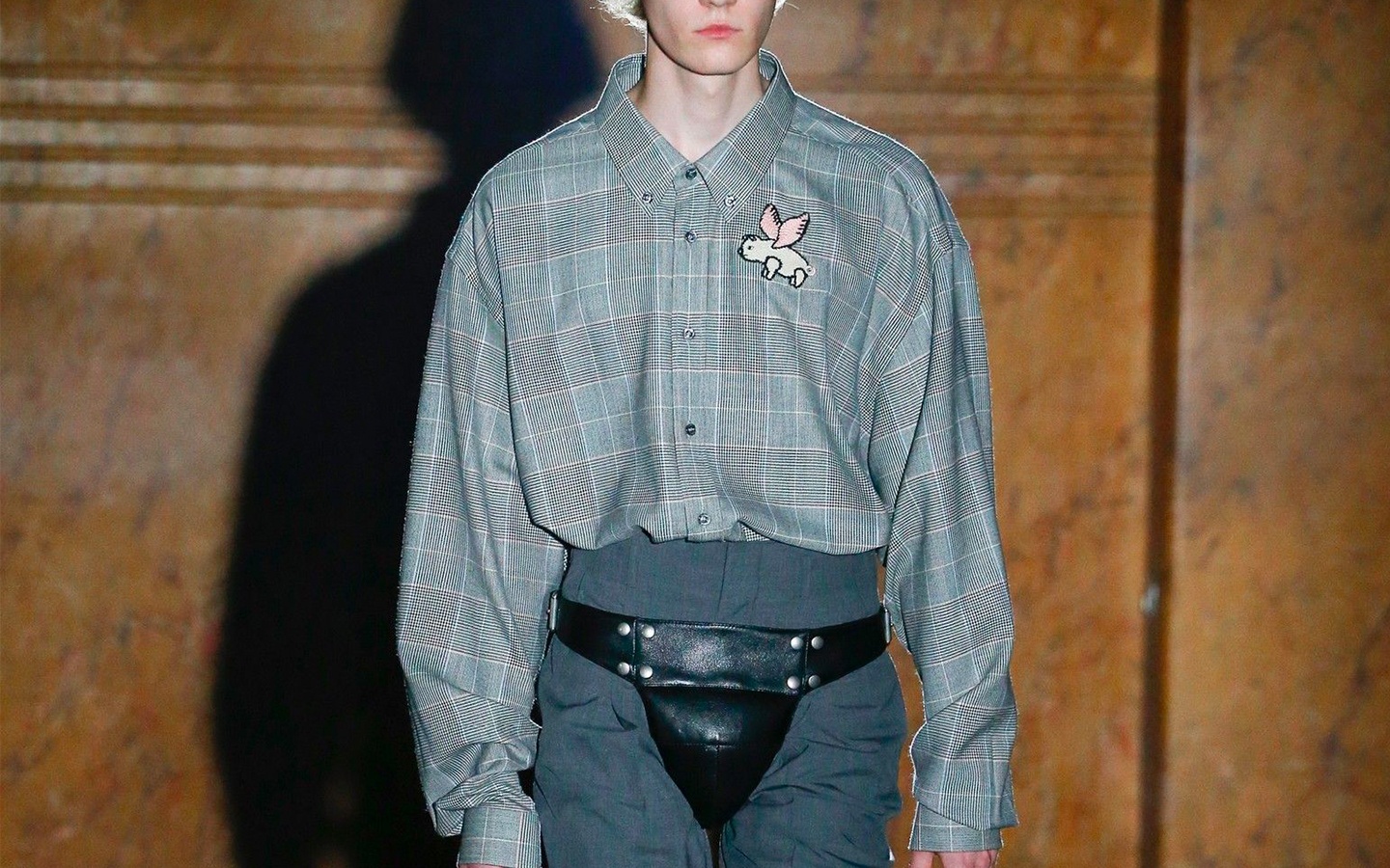 Hon 55 trieu dong cho mot chiec quan bao ho cho nhay cam? hinh anh