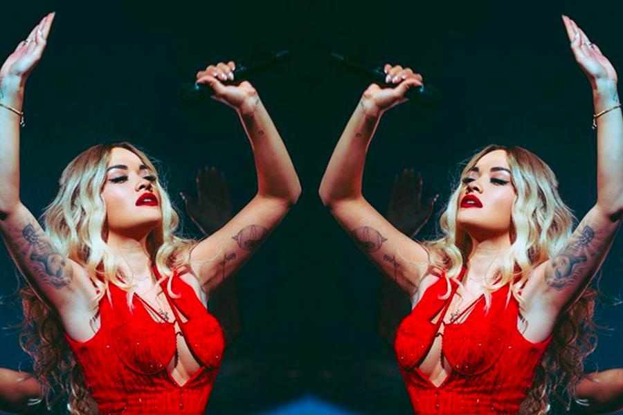 Nu ca si Rita Ora mac ho tao bao trong bo canh cua NTK Cong Tri hinh anh