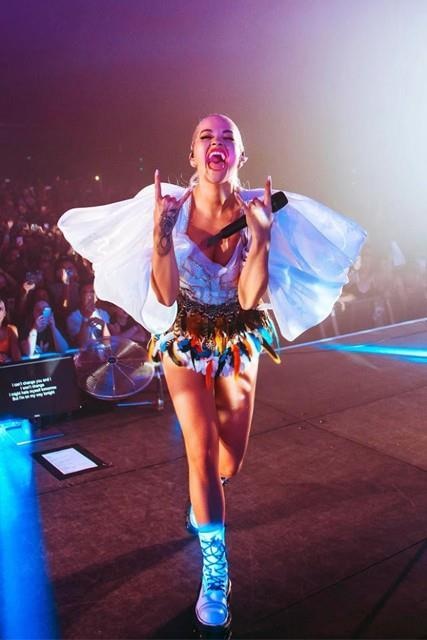Rita Ora diện đồ Công Trí  ảnh 3 Rita Ora dien do Cong Tri anh 3
