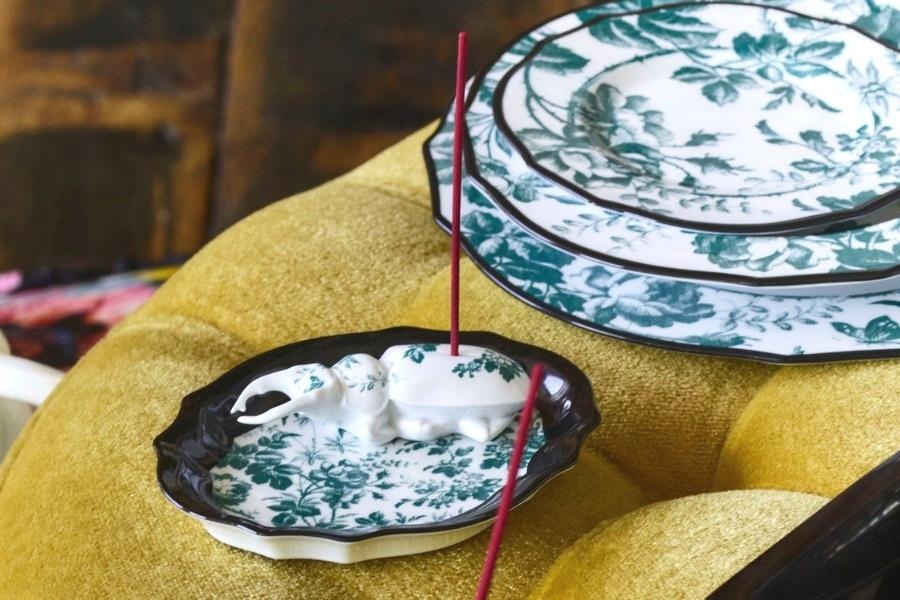 Gucci san xuat nhang, Louis Vuitton ban but chi mau hinh anh