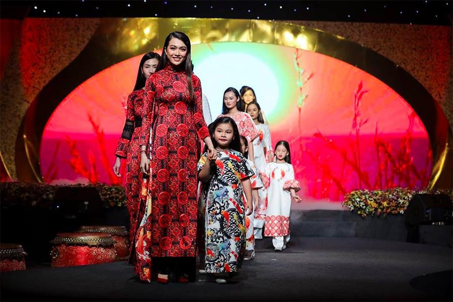 Chat xam cua nha mot Viet bi an cap trang tron? hinh anh