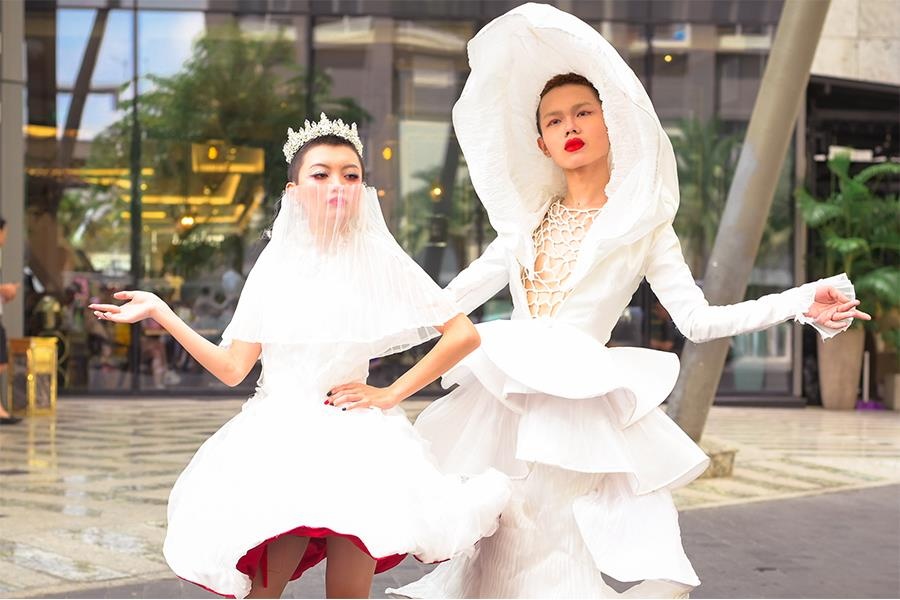Tin do nam mac vay, trang diem loe loet ngay 4 street style VIFW hinh anh