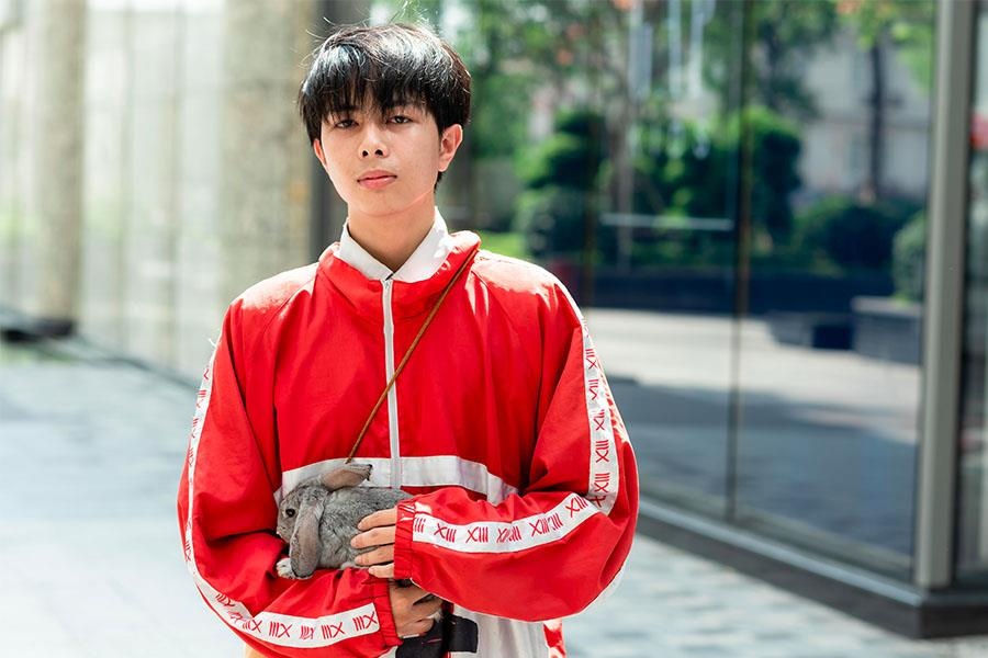 Ngay cuoi VIFW, cau ban mang tho ra duong chup street style hinh anh