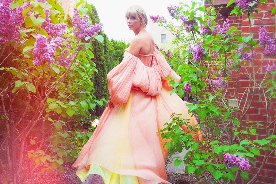 Qua thoi tam toi, Taylor Swift tro lai voi hinh anh tuoi sang hinh anh