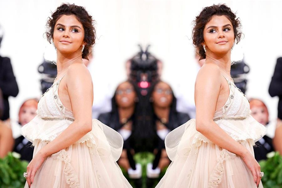 Bo vay ho nguc cua Selena lot top trang phuc tham hoa tai Met Gala hinh anh