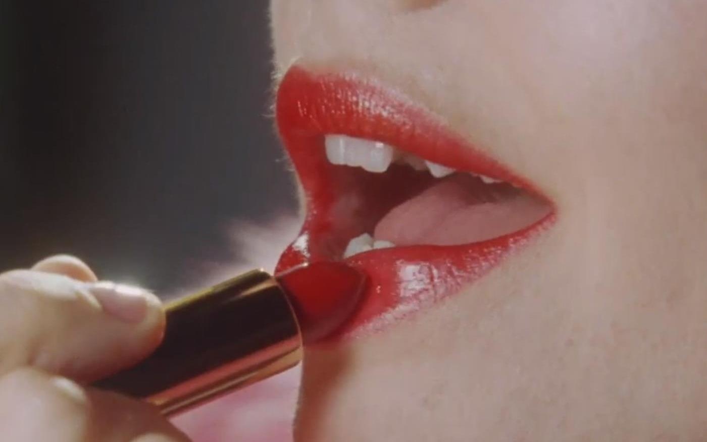 La doi Gucci su dung nguoi mau rang sun de quang cao son moi hinh anh