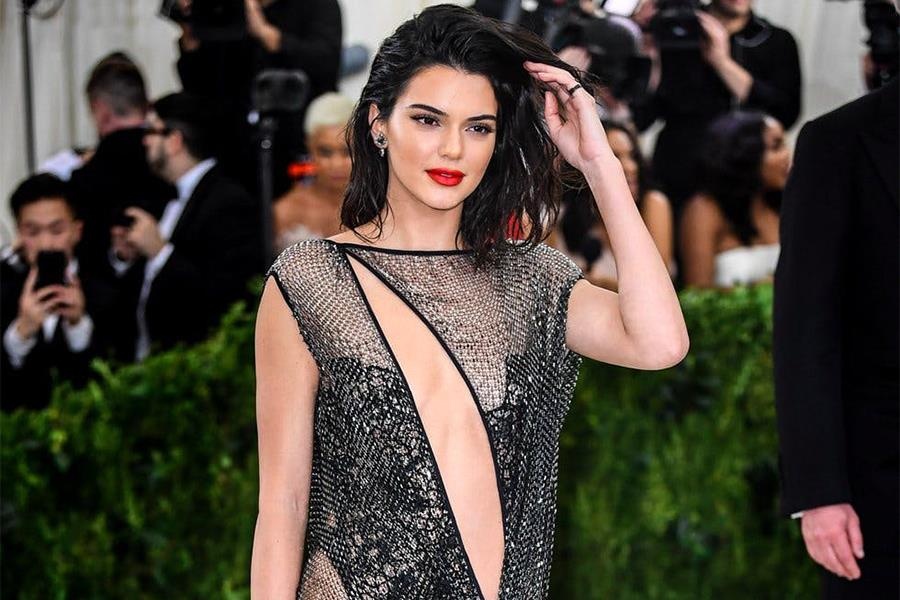 Kendall Jenner mac ho tao bao nhat lich su Met Gala hinh anh