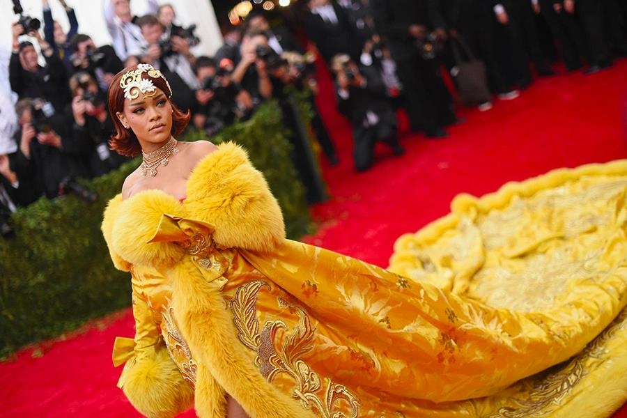 Cau chuyen dang sau nhung bo trang phuc hoanh trang tai Met Gala hinh anh