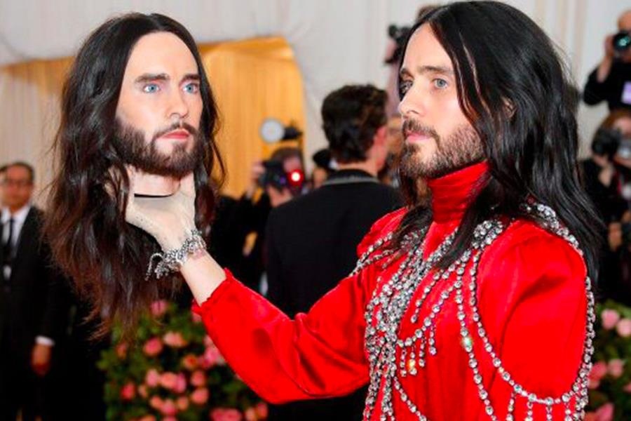 Harry Styles mac do xuyen thau, Jared Leto cam dau gia tai Met Gala hinh anh