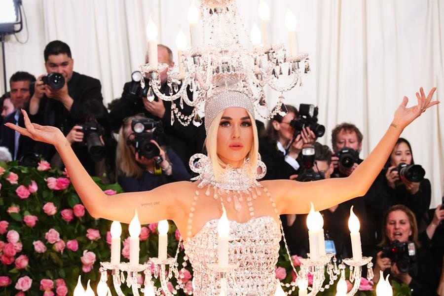 Katy Perry 'chat chem' khong thua Lady Gaga voi trang phuc den chum hinh anh