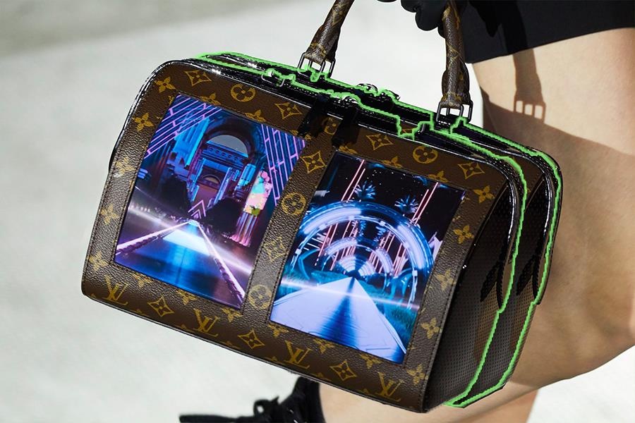 Louis Vuitton gay sot voi man hinh oled chuyen dong tren tui xach hinh anh