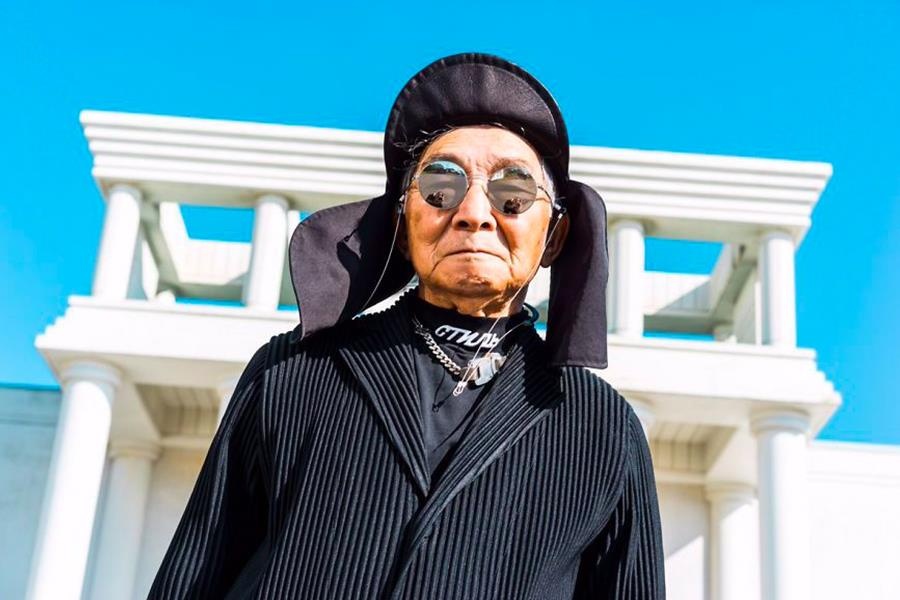 Cu ong 84 tuoi cuc chat, xai hang hieu khong thua kem gioi tre hinh anh