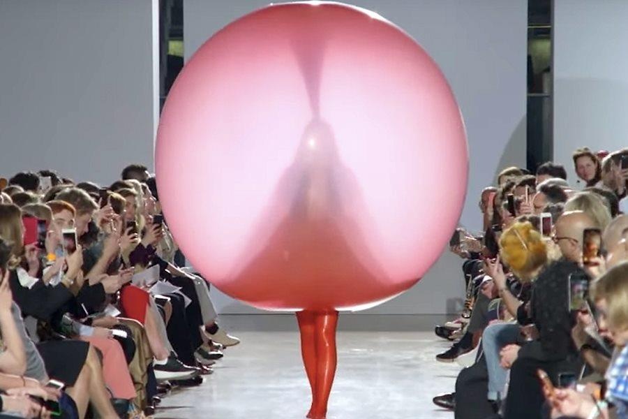 Sinh vien thoi trang gay sot voi chiec dam bong bong ky la hinh anh