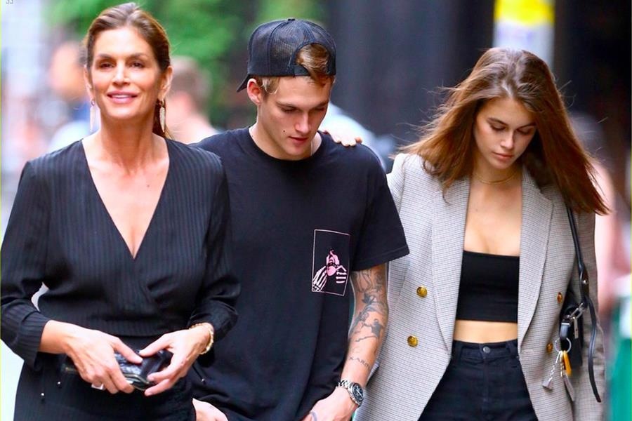 Me con sieu mau Cindy Crawford dao pho nhu sai buoc tren san dien hinh anh