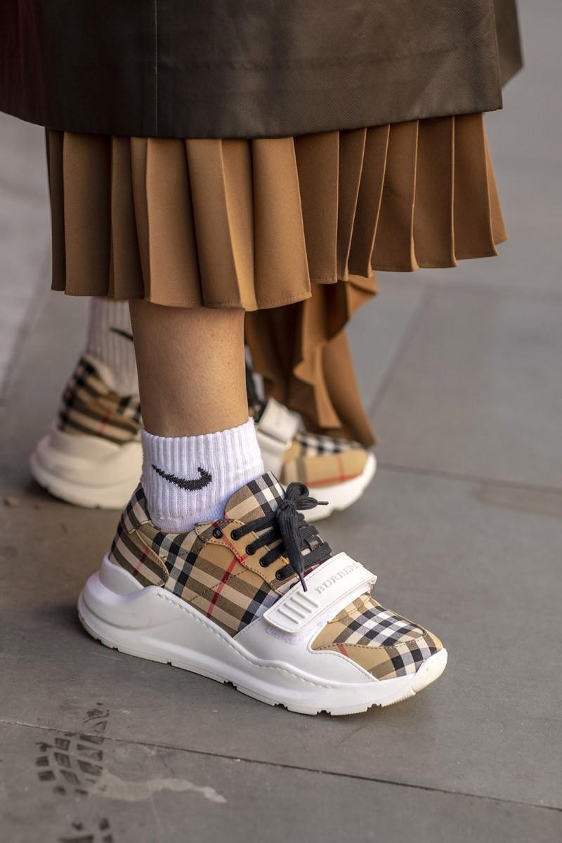 Xu huong sneakers 2019 anh 1