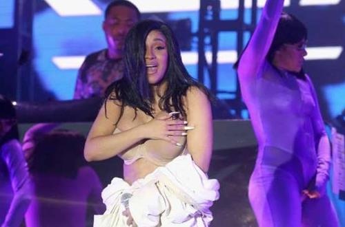 Nhung su co ho henh trang phuc cua nghe si tren san khau hinh anh