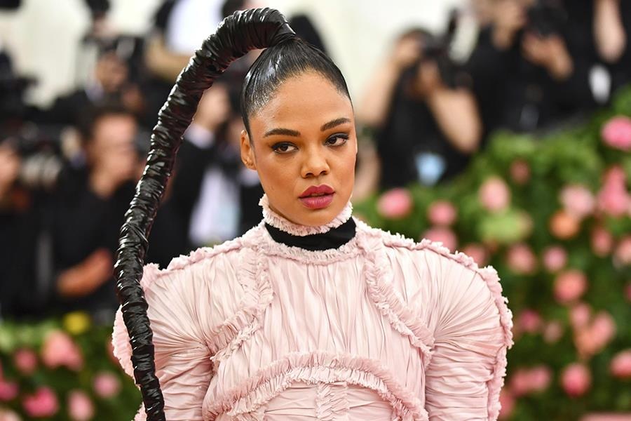 Nguoi dep 'Men in Black' chuong phong cach khac la hinh anh