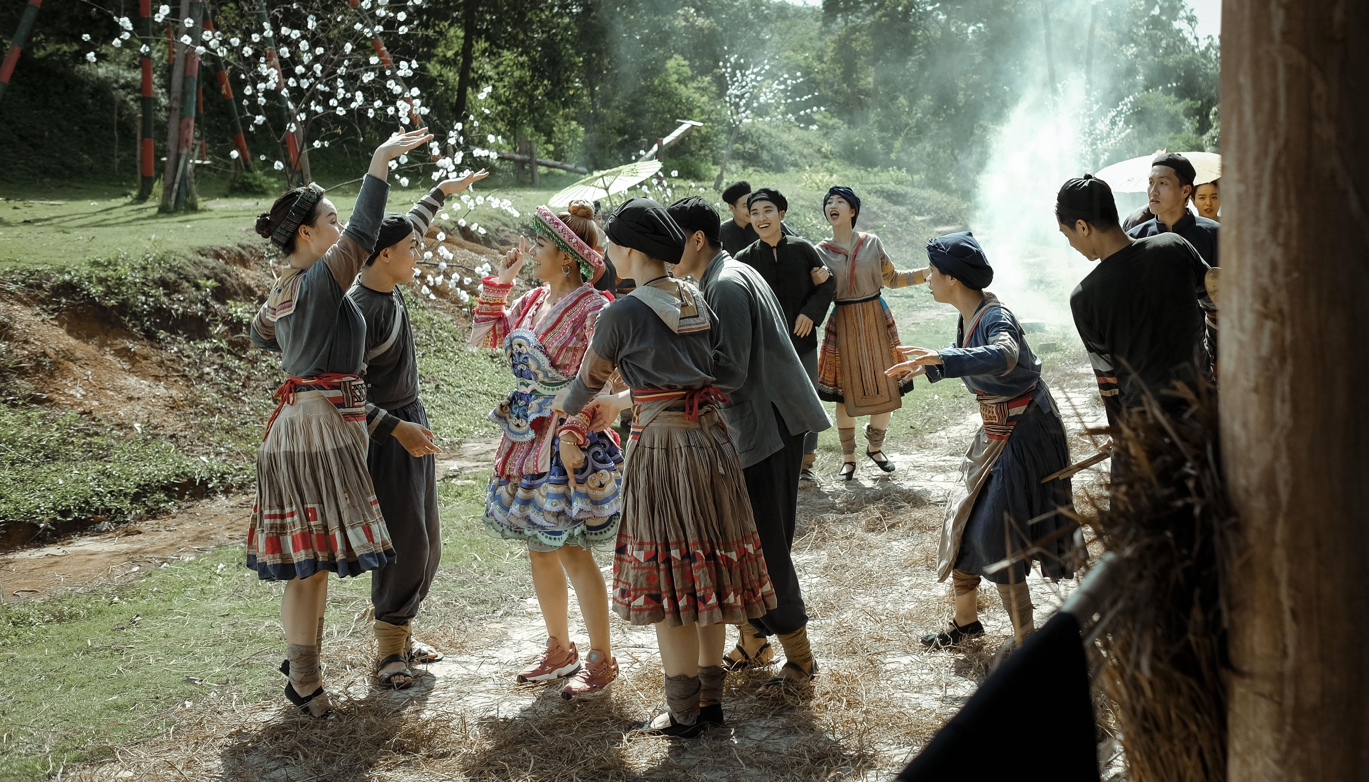 Trang phuc Hoang Thuy Linh anh 9