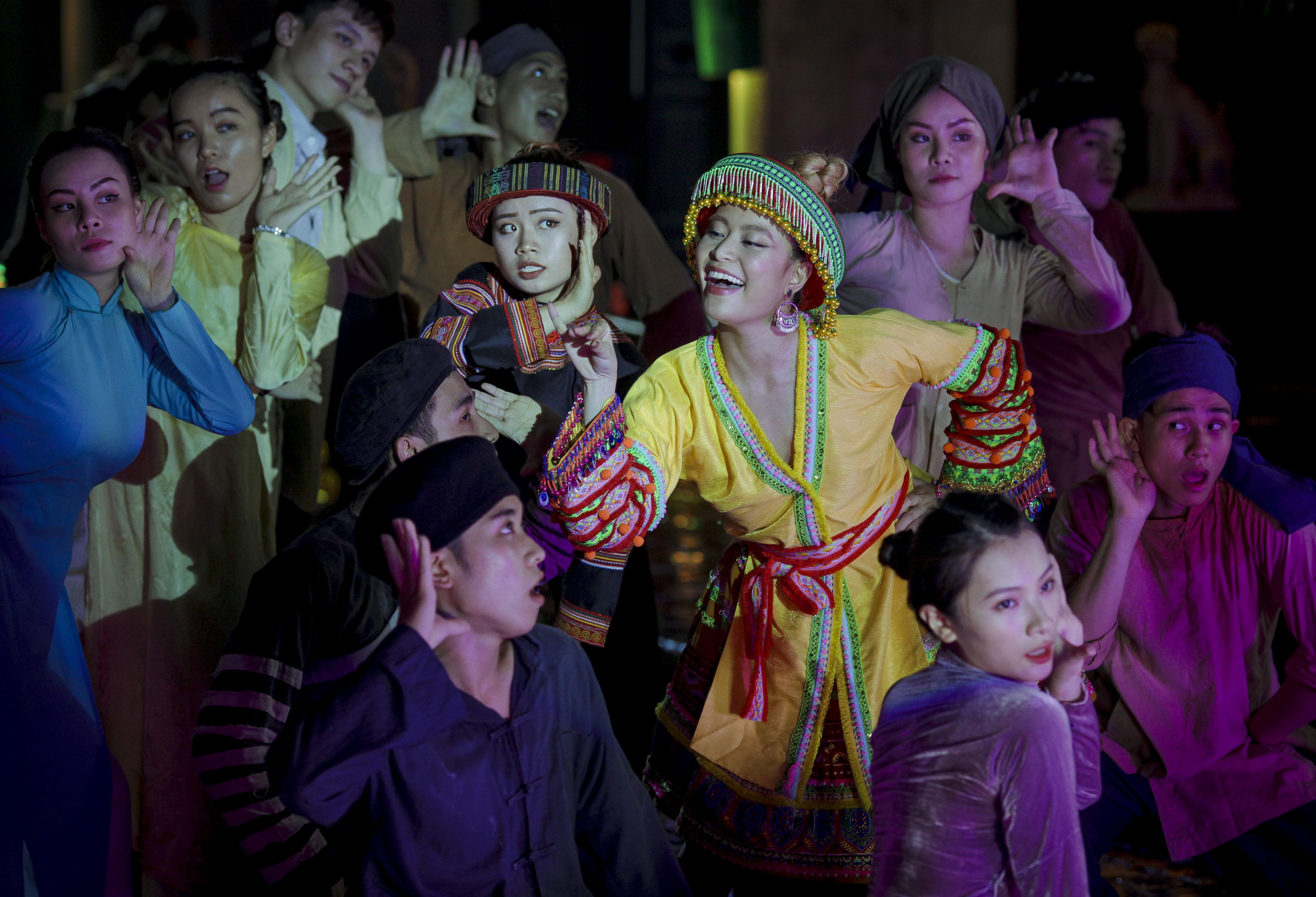 Trang phuc Hoang Thuy Linh anh 10