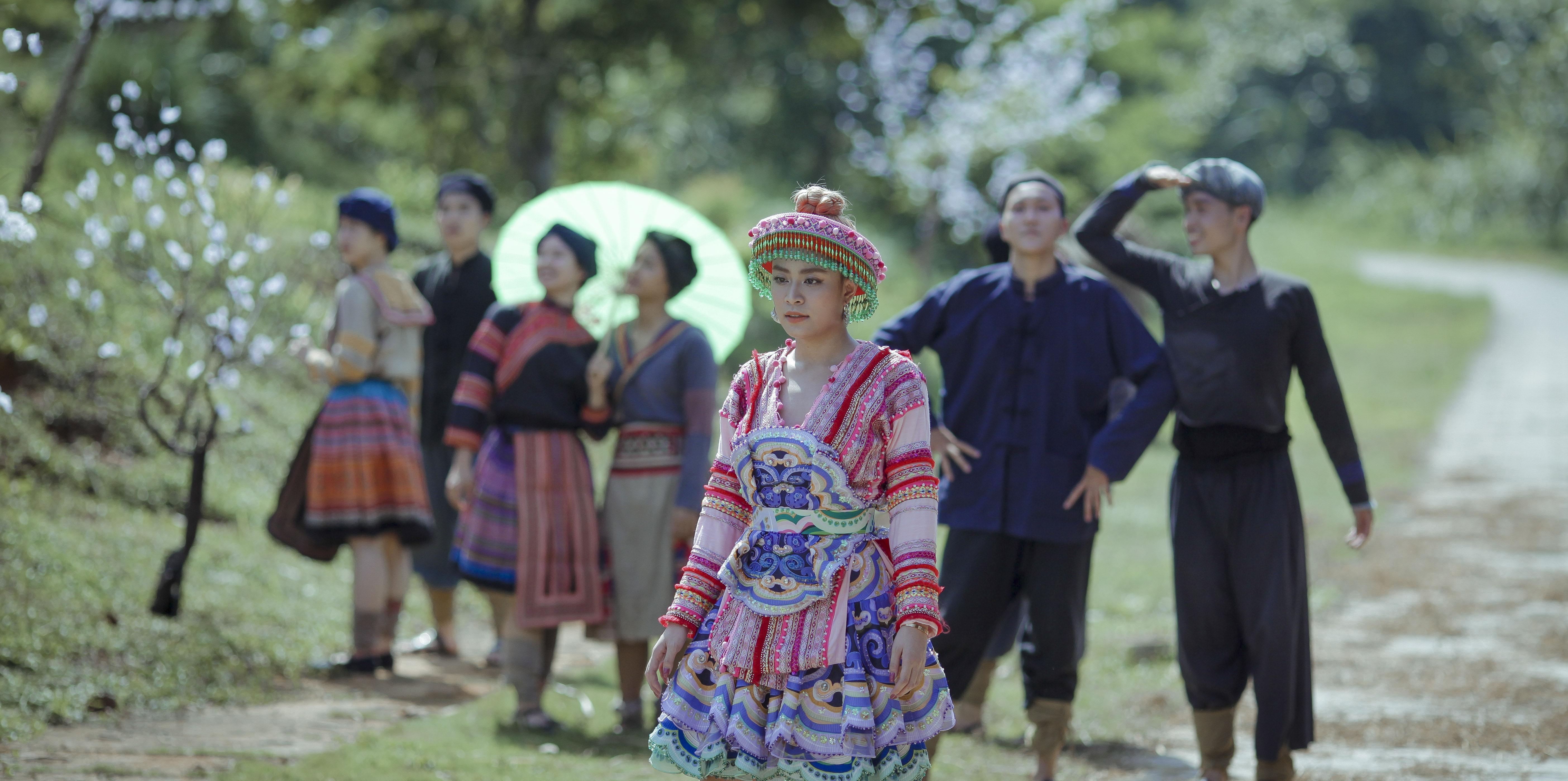 Trang phuc Hoang Thuy Linh anh 2