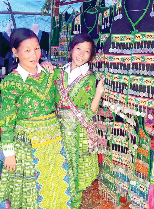 Trang phuc Hoang Thuy Linh anh 5