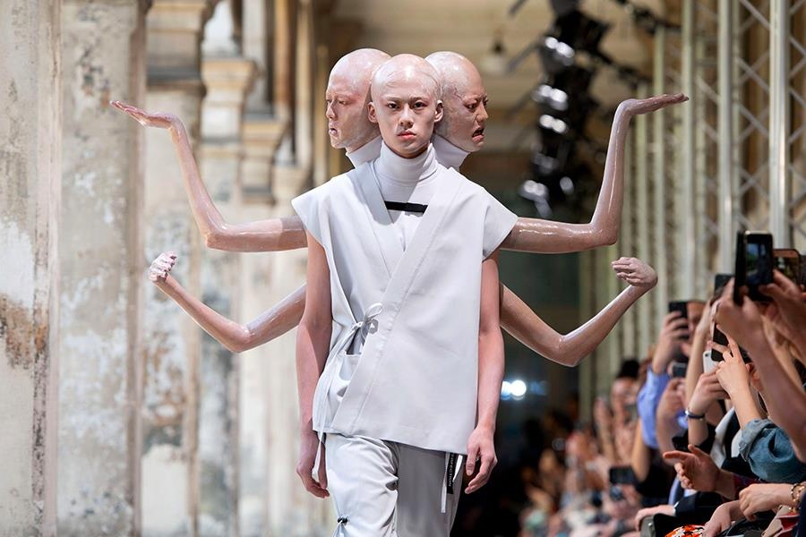 Nguoi mau '3 dau 6 tay' xuat hien tren san dien thoi trang hinh anh