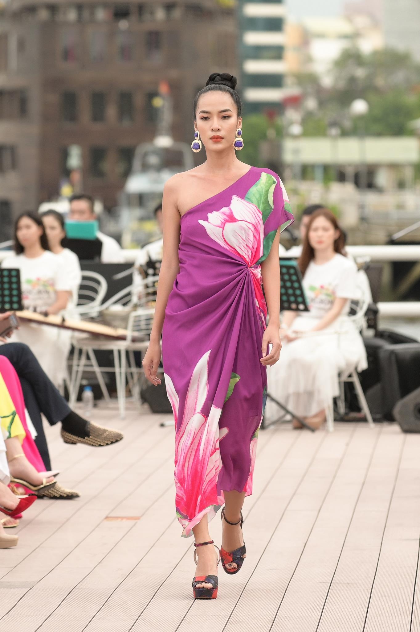 Show dien thoi trang anh 11