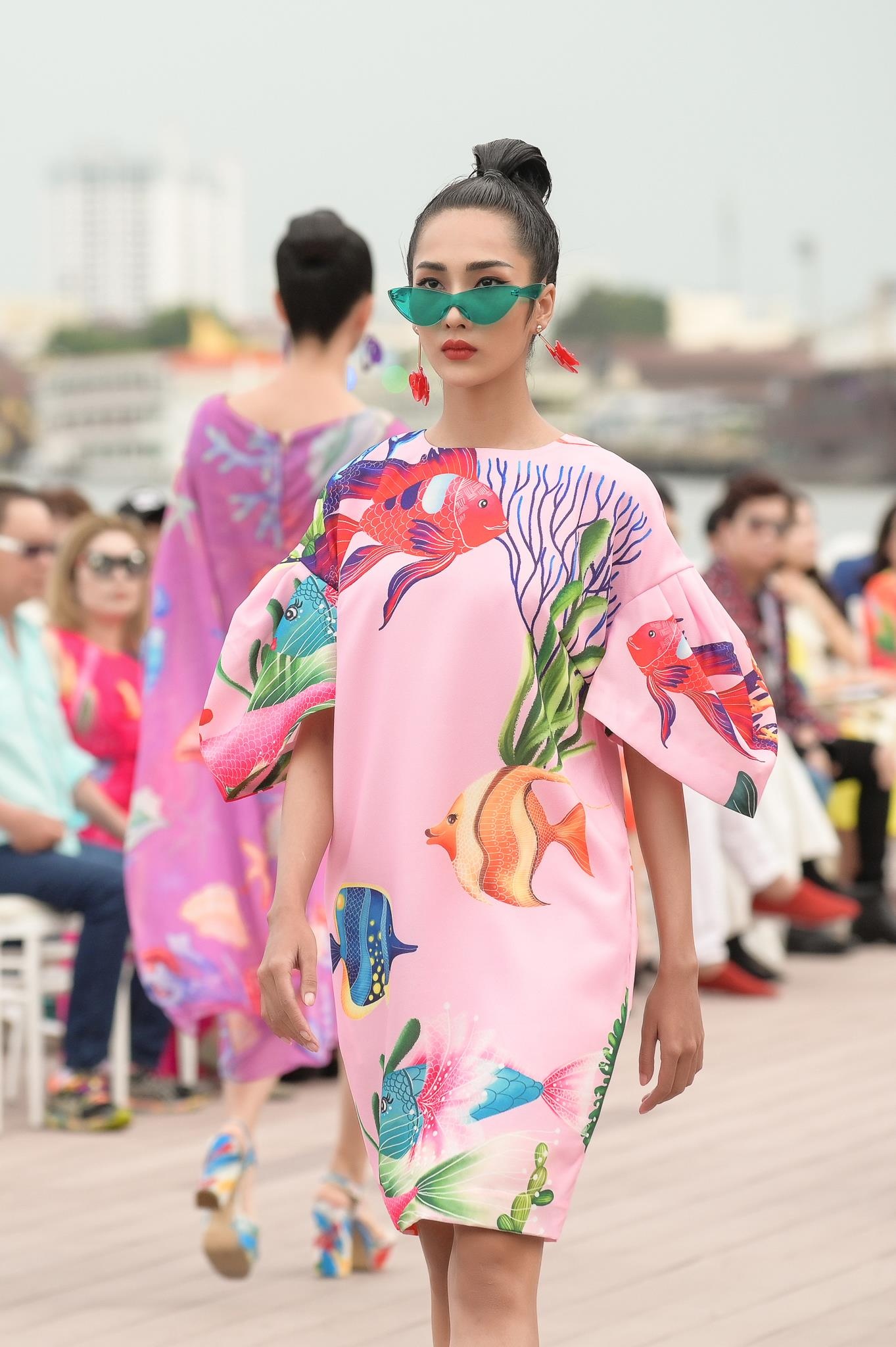 Show dien thoi trang anh 12