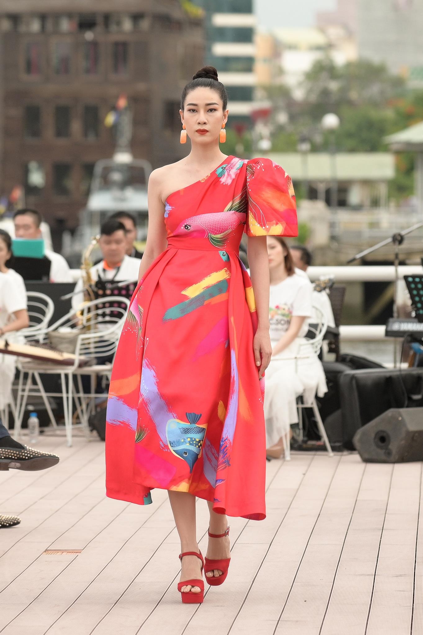 Show dien thoi trang anh 14