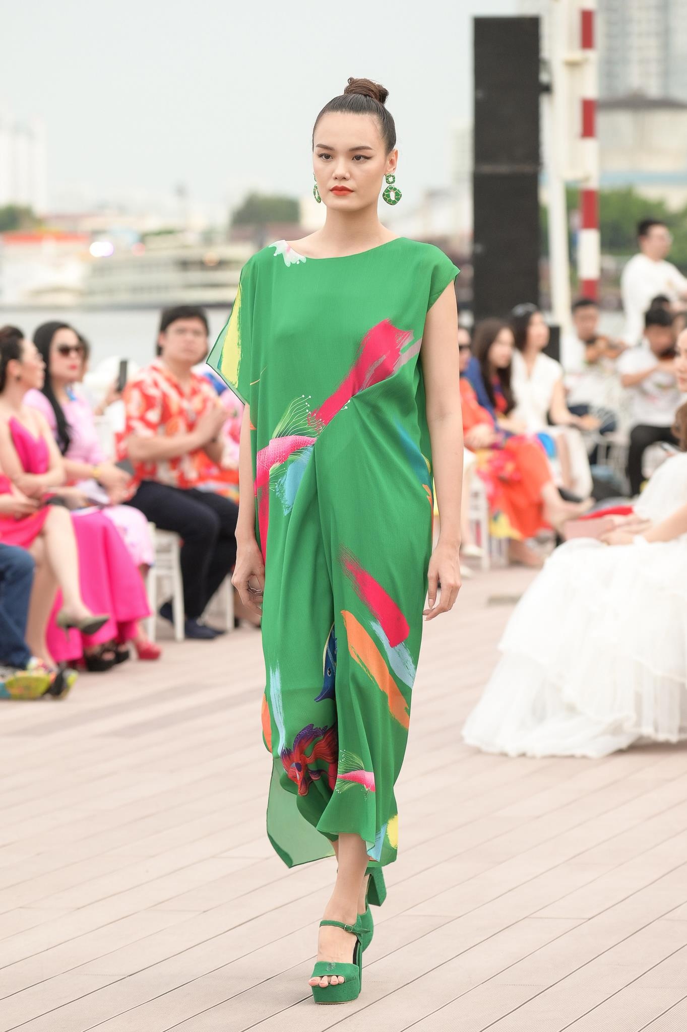 Show dien thoi trang anh 15