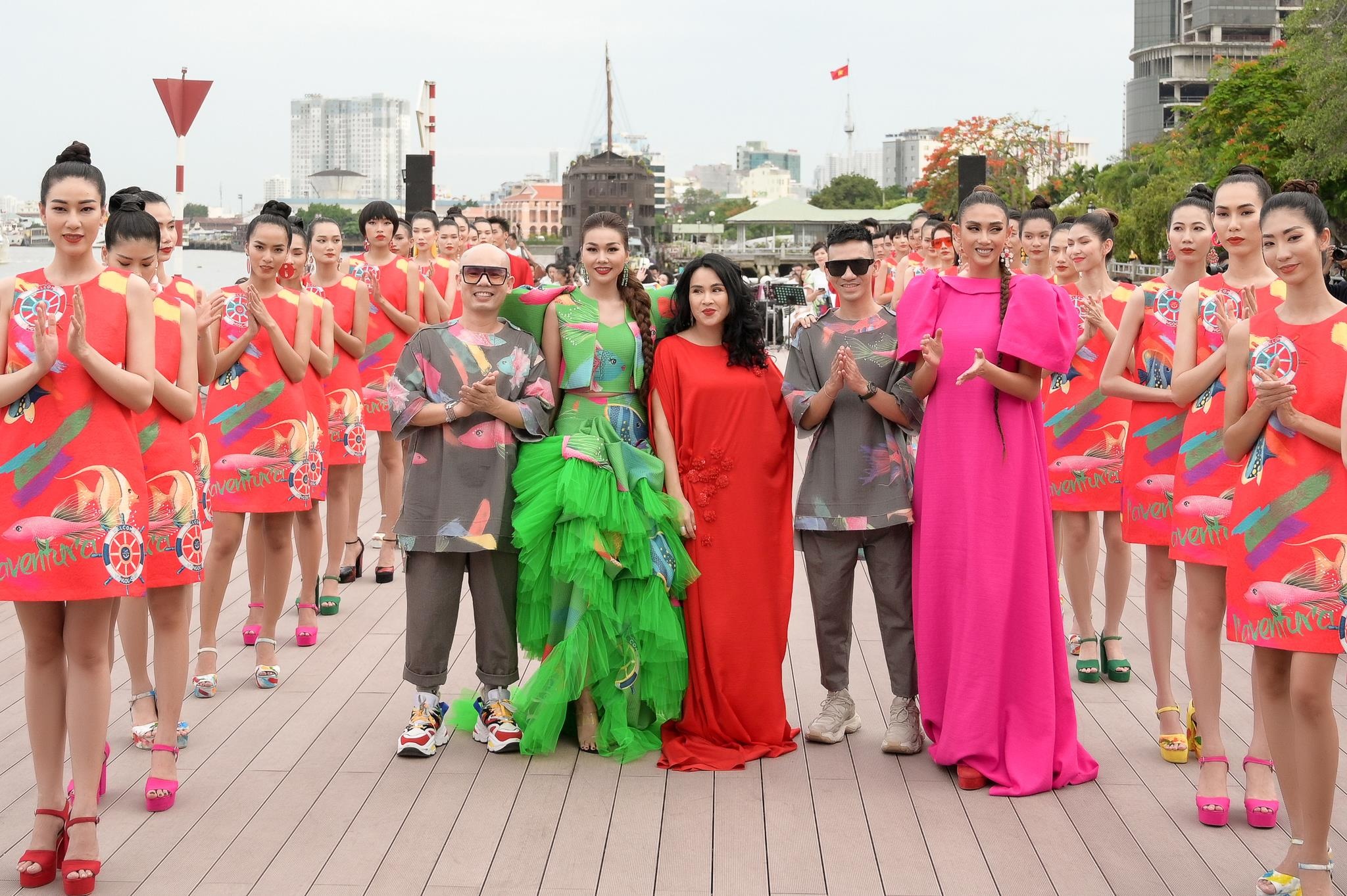 Show dien thoi trang anh 2