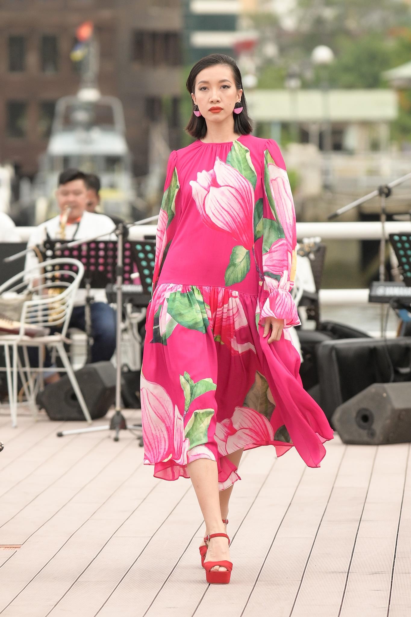 Show dien thoi trang anh 10