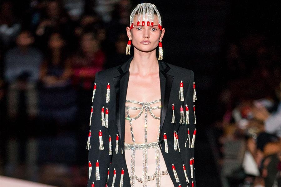 Nguoi mau de lo nguc tran, mac ho tren san dien thoi trang hinh anh