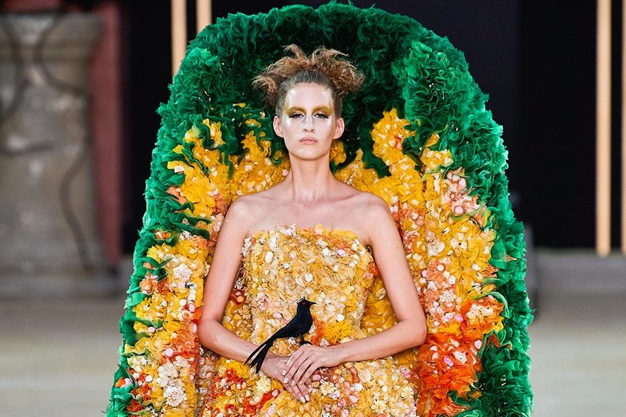 Vay quan tai gay chu y tren san dien thoi trang hinh anh