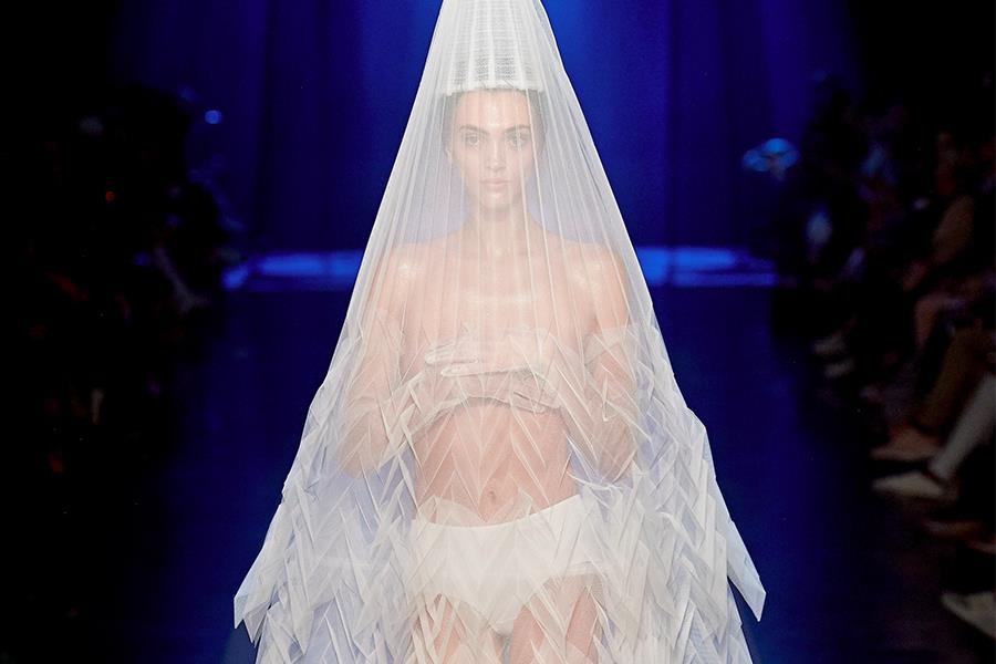 Dan mau dien vay xuyen thau de nguc tran o tuan le Haute Couture hinh anh