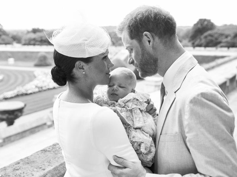 Áo choàng rửa tội con trai Meghan  ảnh 1 Ao choang rua toi con trai Meghan anh 1