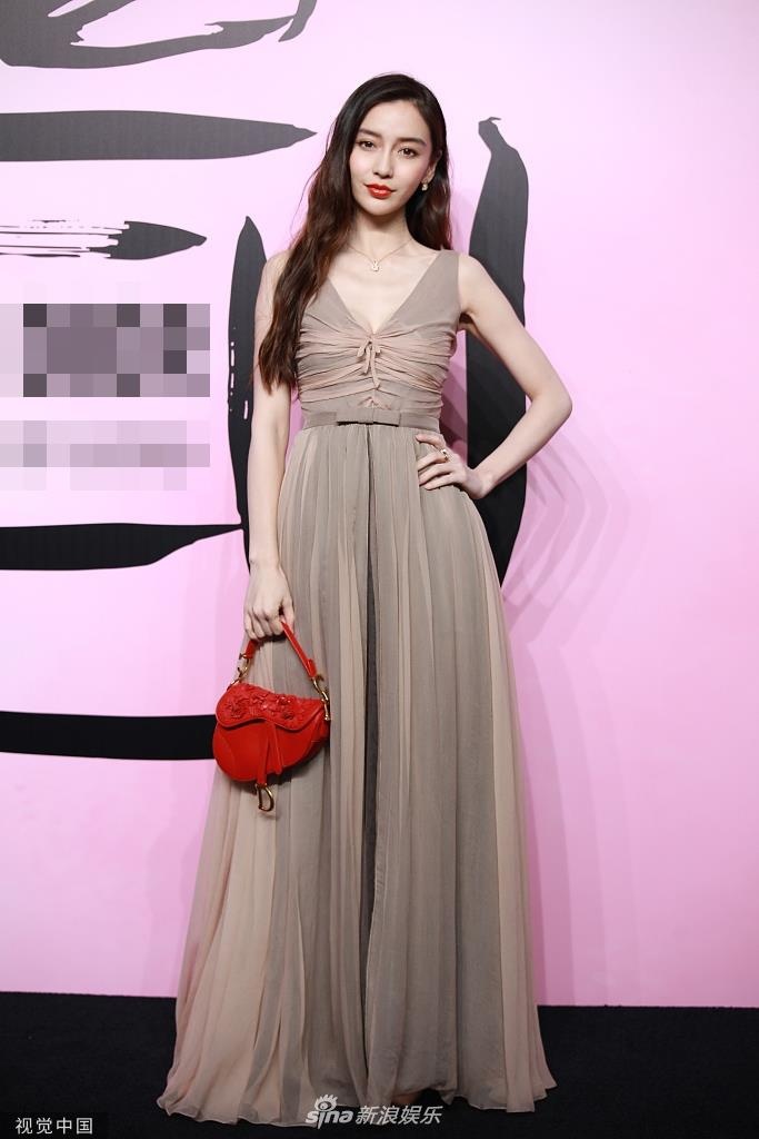 Angela Baby khoe nguc anh 2