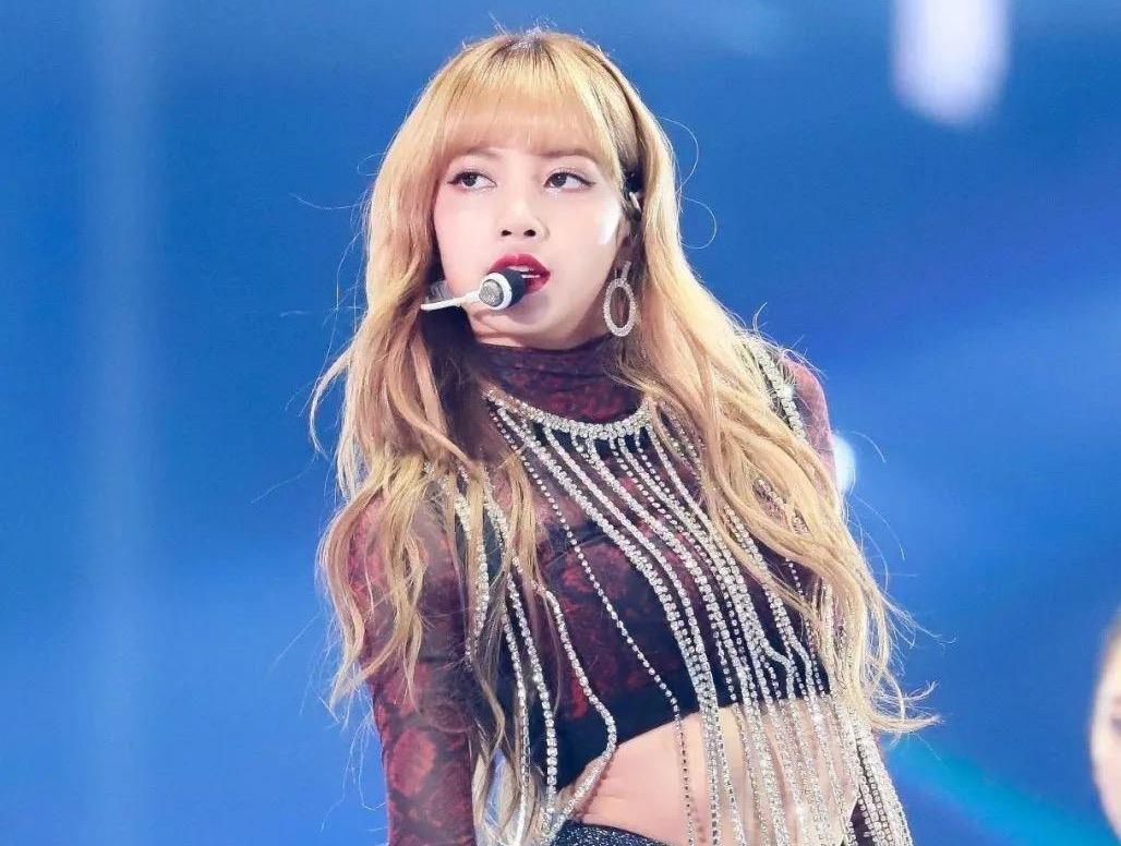 Lisa (BlackPink) va cong thuc phoi do kheo khoe eo thon, chan dai hinh anh