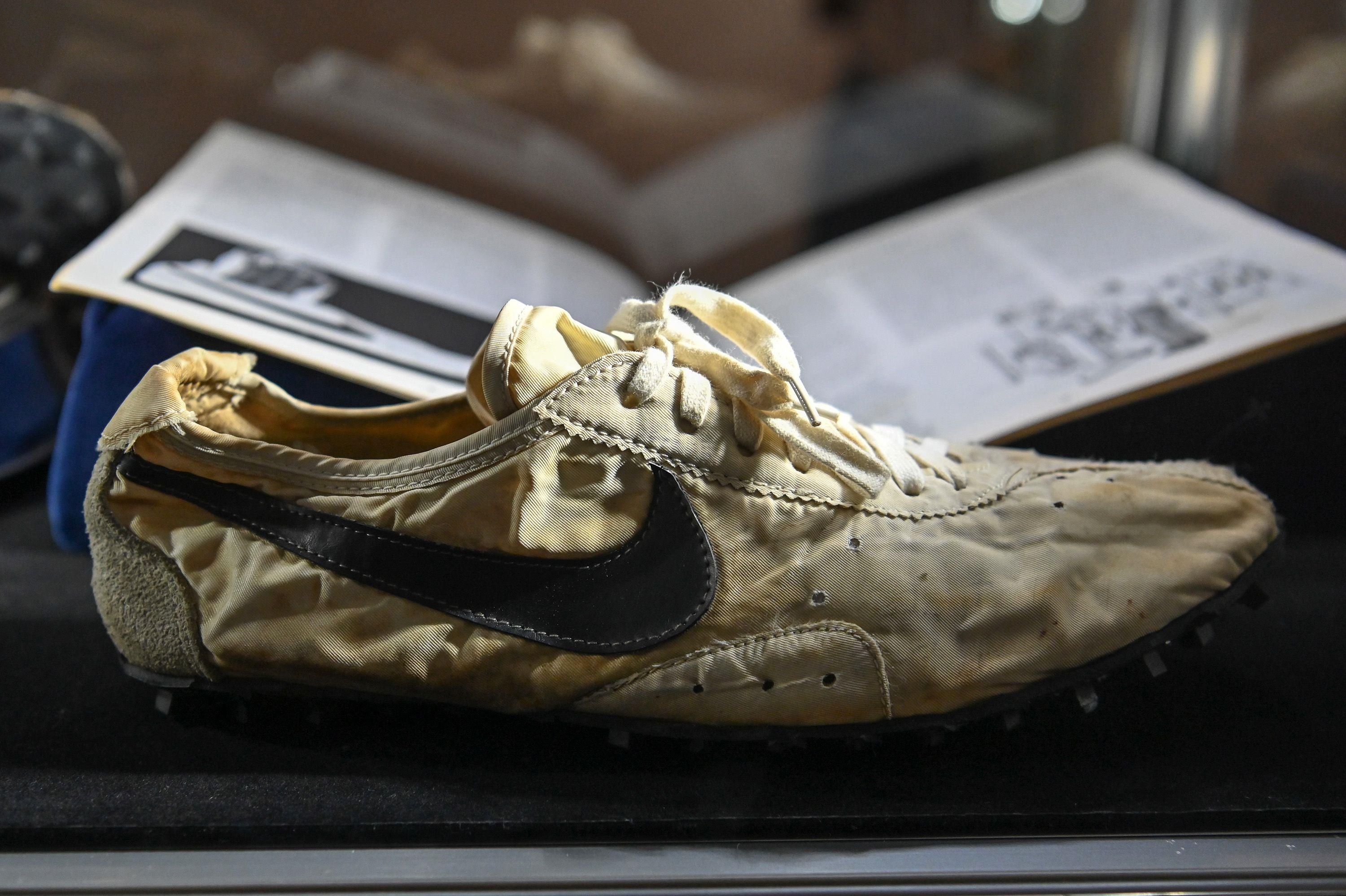 Vi sao doi giay cu ky nay cua Nike ban duoc gia 10 ty dong? hinh anh