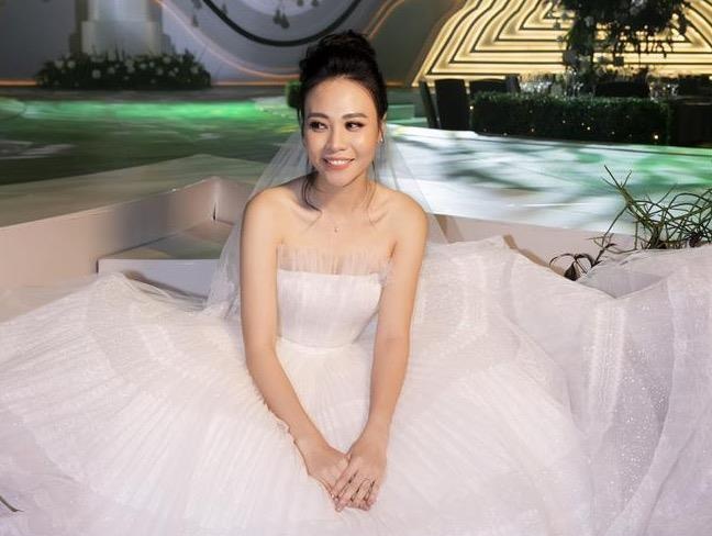 Dieu dac biet ve chiec vay dau tien Dam Thu Trang mac trong dam cuoi hinh anh