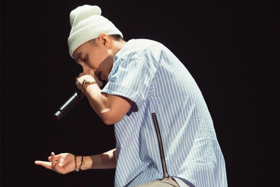 Son Tung ca tinh trong video quang ba live show hinh anh