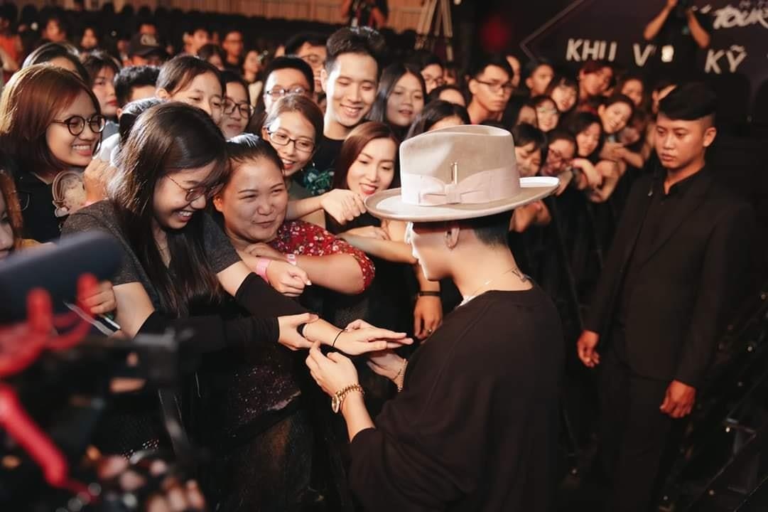 Son Tung tang qua cho fan anh 5