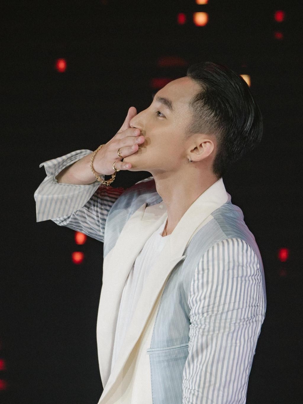 Son Tung mac do hang hieu trong Sky Tour anh 7