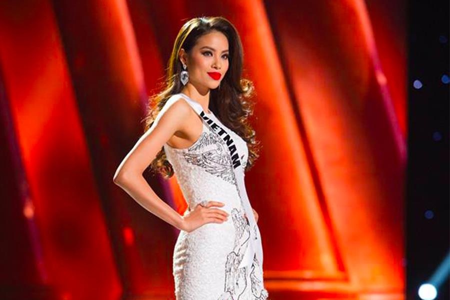 Man trinh dien cua Pham Huong tai Miss Universe 2015 hinh anh