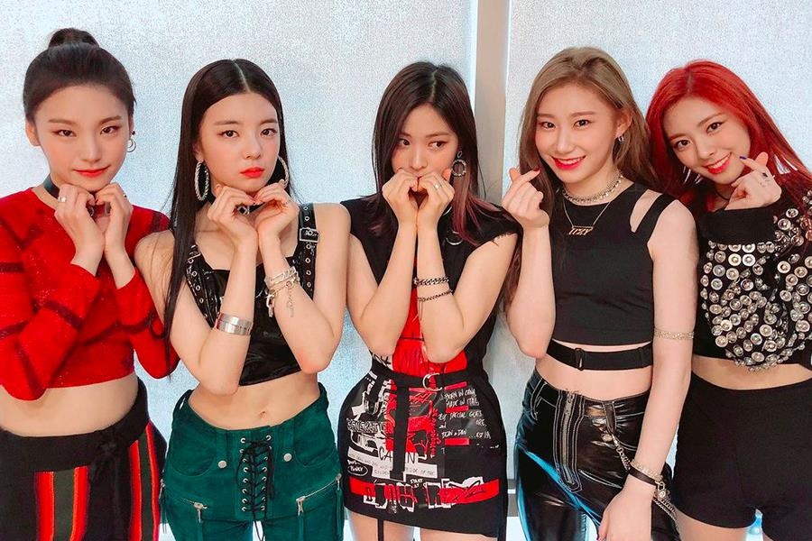 ITZY xuat hien rang ro tai san bay hinh anh