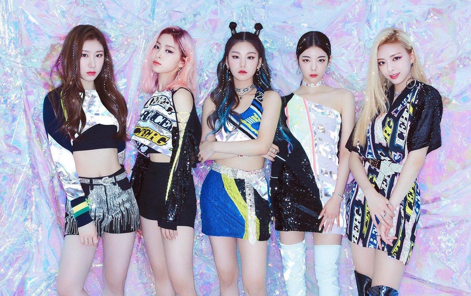 Boc gia loat do hang hieu dat do cua tan binh ITZY trong MV 'ICY' hinh anh