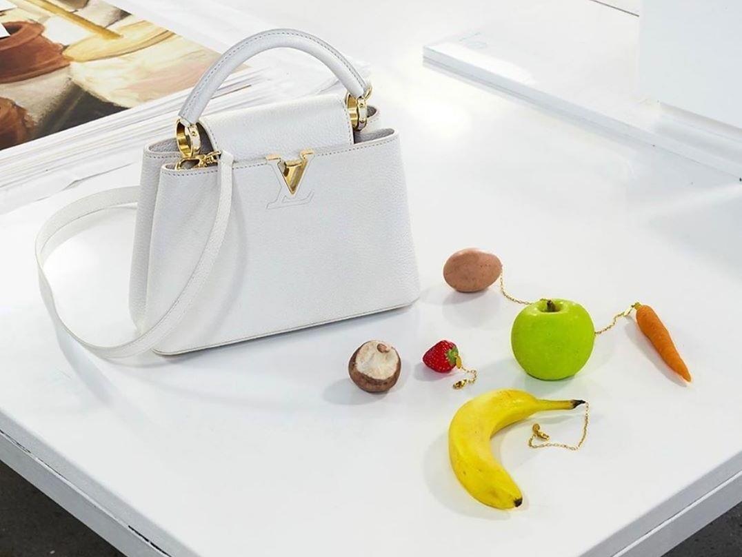 Louis Vuitton bat khach tra 3.000 USD cho moc khoa hinh chuoi, tao hinh anh