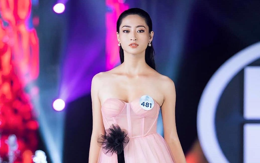 Tan Hoa hau The gioi Viet Nam chuong vay xe sau khoe dang nong bong hinh anh