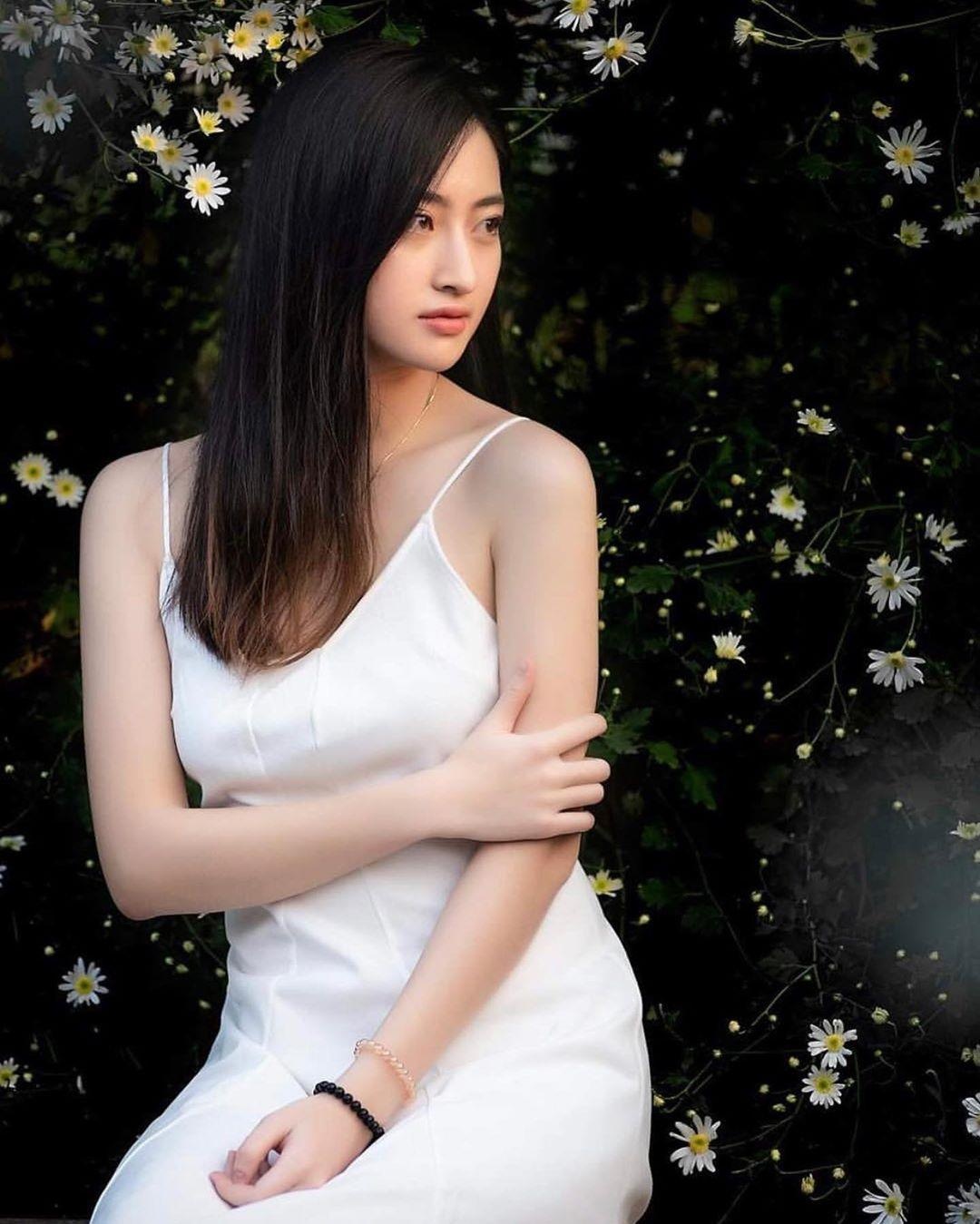 Phong cach thoi trang Luong Thuy Linh anh 4