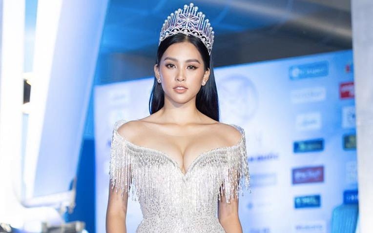 Hoa hau Tieu Vy doi thuong co thich dien do khoe dang sexy? hinh anh